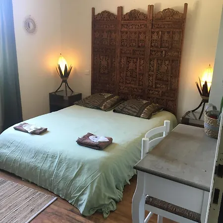 D'hotes Sous Les Grands Chenes Nomade Bed and Breakfast Saint-Etienne-de-Corcoue