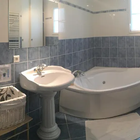 D'hotes Sous Les Grands Chenes Nomade Bed & Breakfast *